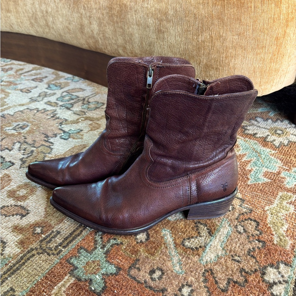 Frye Woman’s Short Western Boot In Brown Leather With Side Zip Size 10